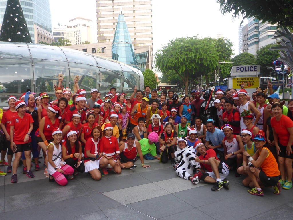 Christmas Costume Run got off to a fun start. [Photo by Tan Kim Lai]