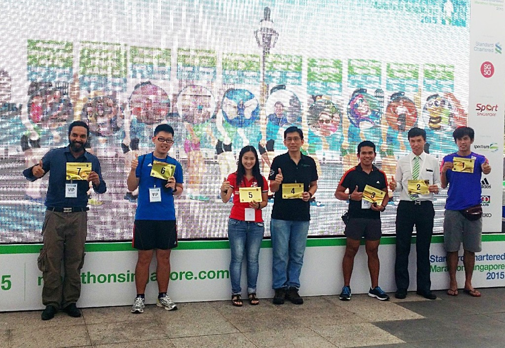 Some winners of the Digital Queue. Photo by: StanChart Marathon Singapore