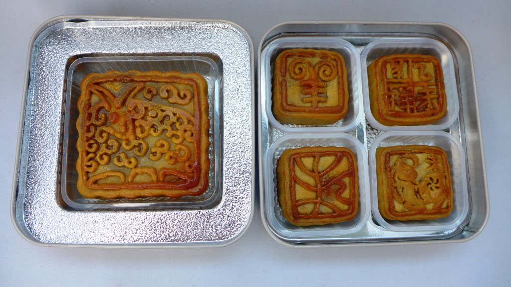 SG50 Special Lotus Paste Mooncake With Yolk.