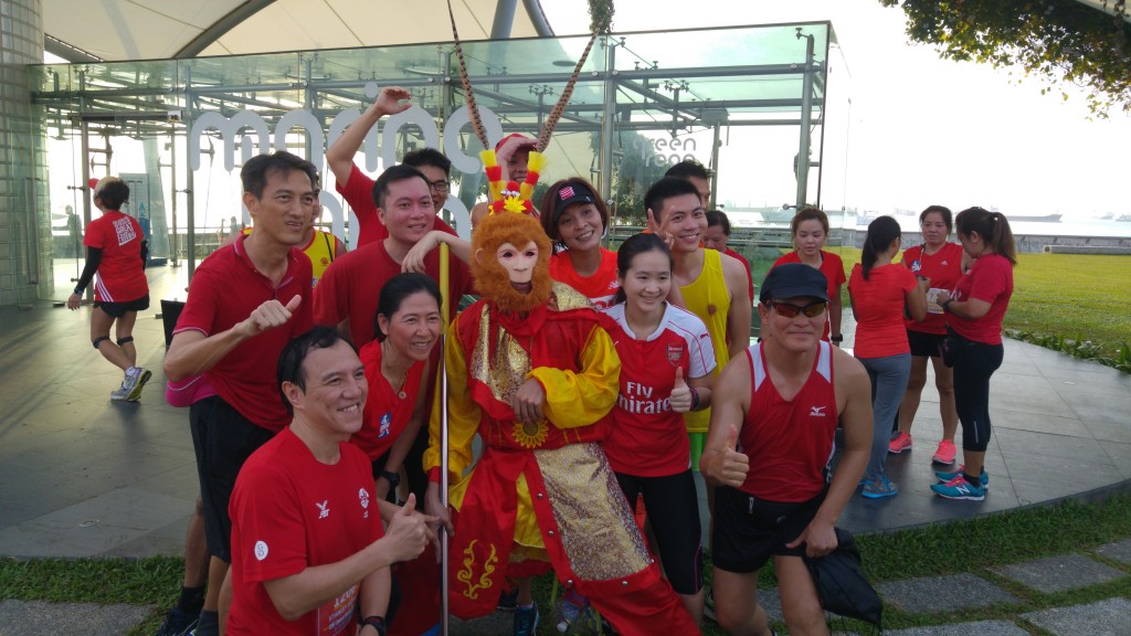Runners and the Monkey King at Marina Barrage.