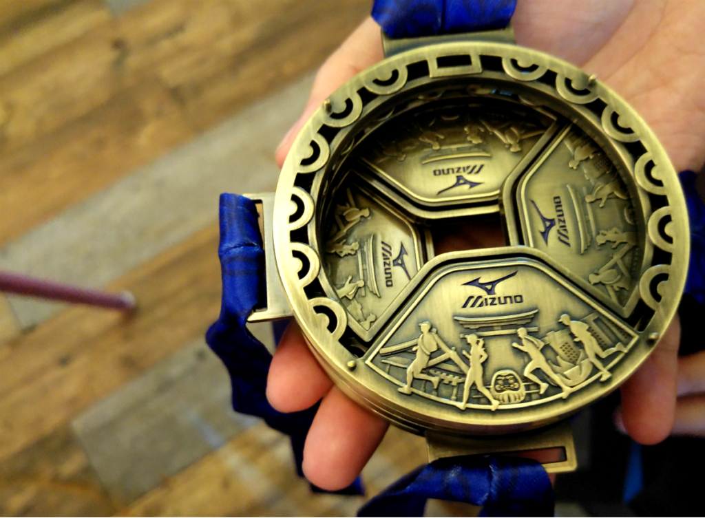 The four Mizuno Ekiden medals can be placed together to form a Japanese yen coin.