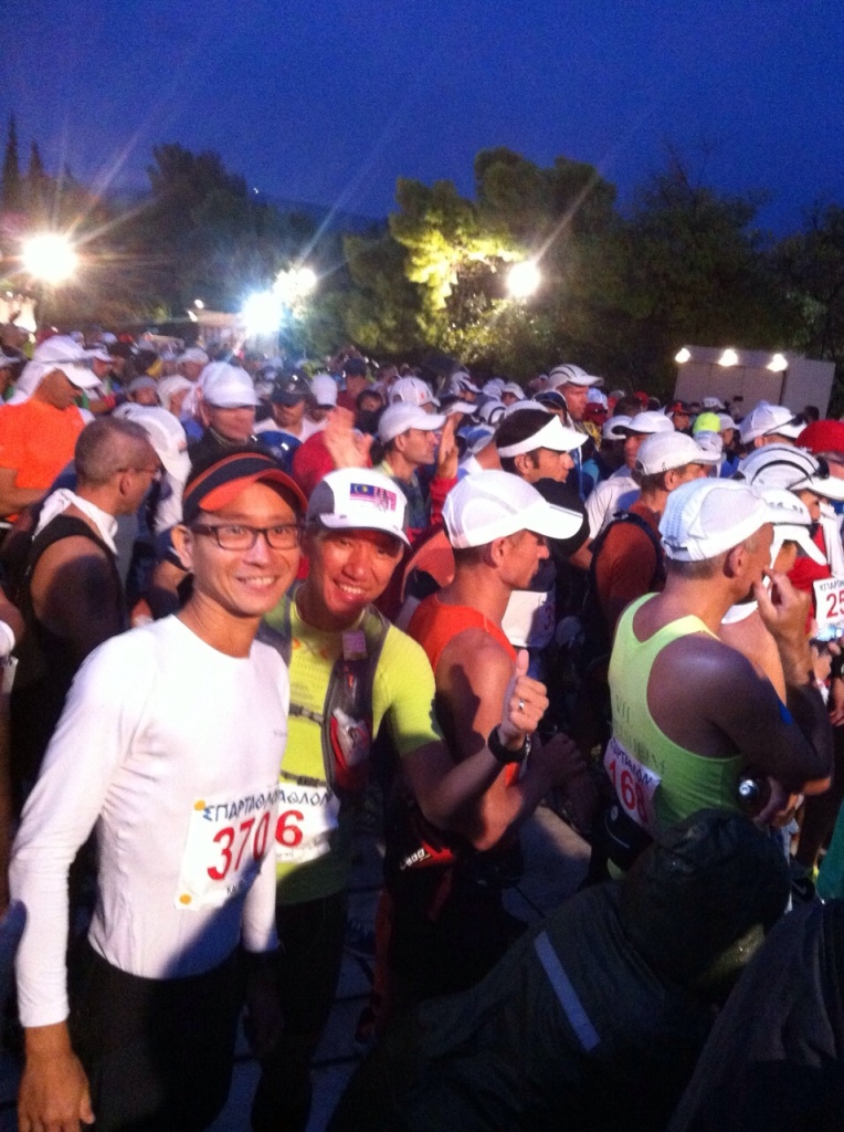 Kai Wei (in white) with many other runners at the starting point.
