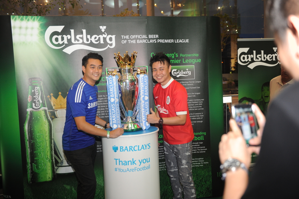 Football fans pose with the BPL trophy. (Credit: Carlsberg Singapore).