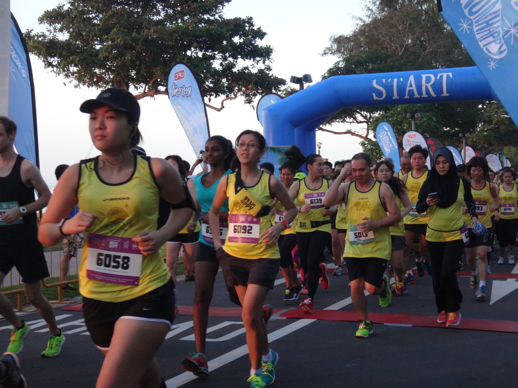 5km runners burst out of the starting pen.