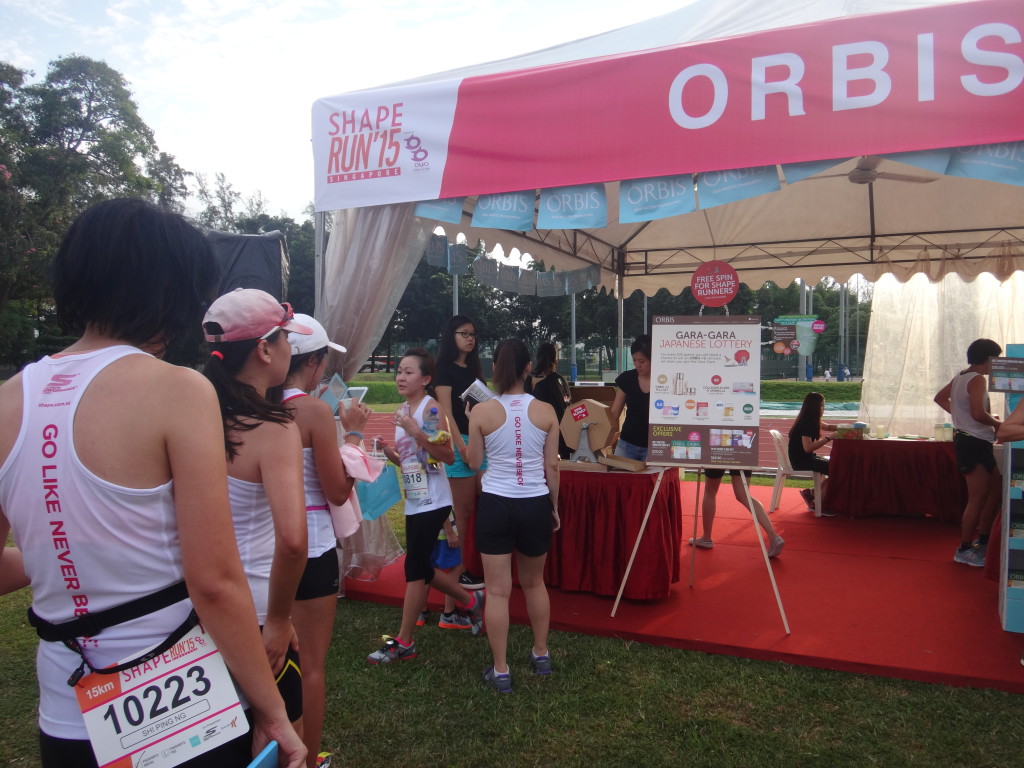 Runners queue for freebies at one of the sponsor booths.
