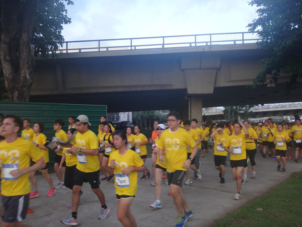 Runners are on their way towards the Gardens by the Bay.