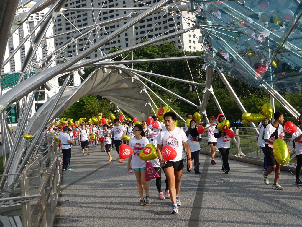 Participants crossing the Helix Bridge.