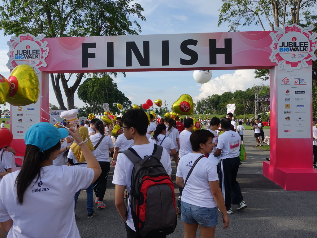 Participants head through the finishing arch.