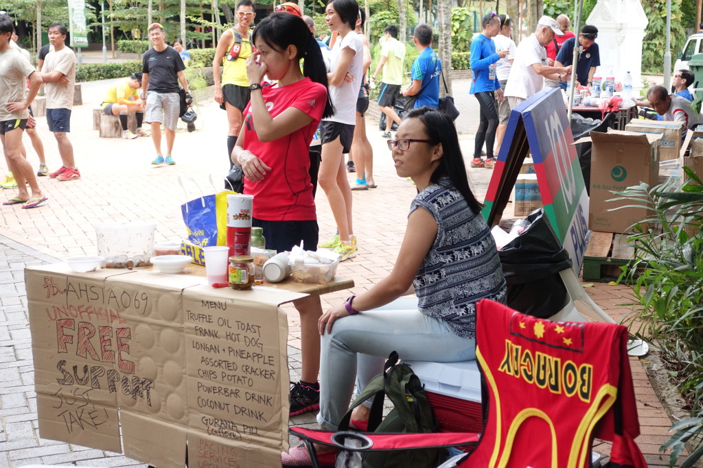There was an "unofficial" aid station for participants, set up by famous runner "Ah Siao."