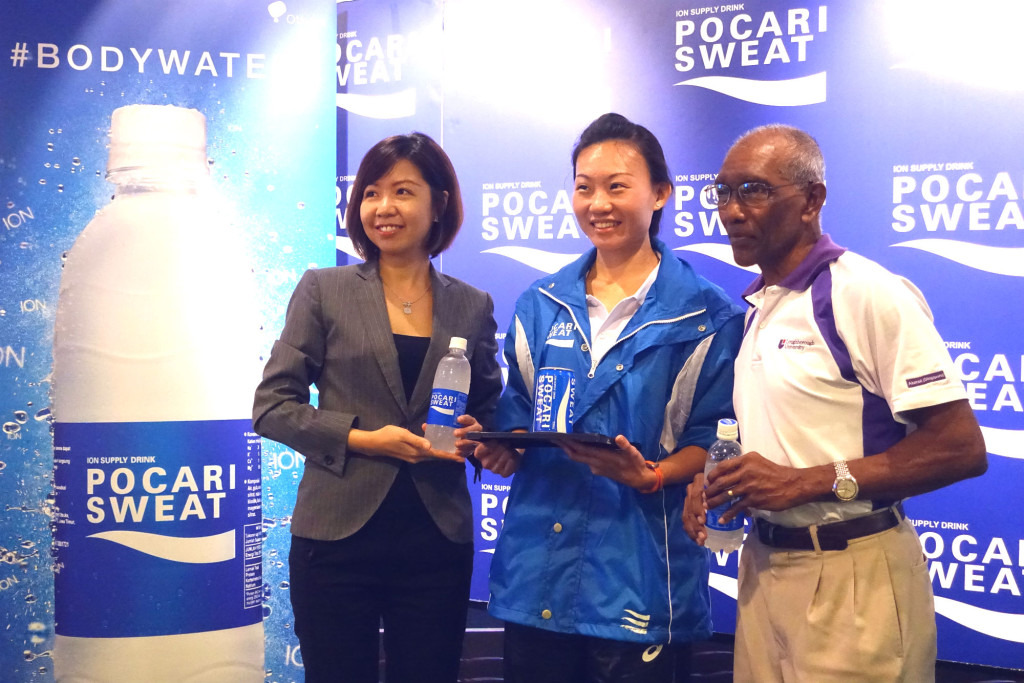 Neo (centre), pictured here with Puspita (left) from Pocari Sweat and C. Kunalan from SAA, hopes to inspire other runners to achieve their dreams.