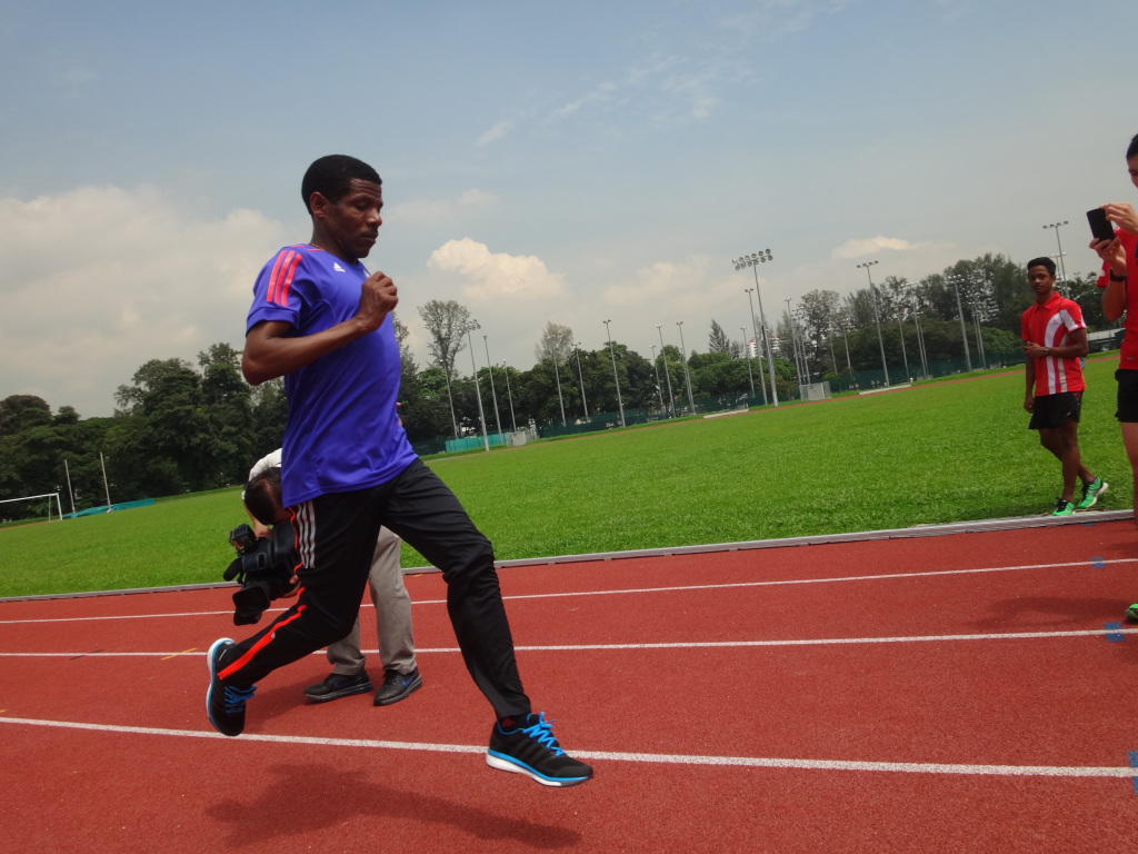 Gebrselassie does some practise for SCMS on Sunday!