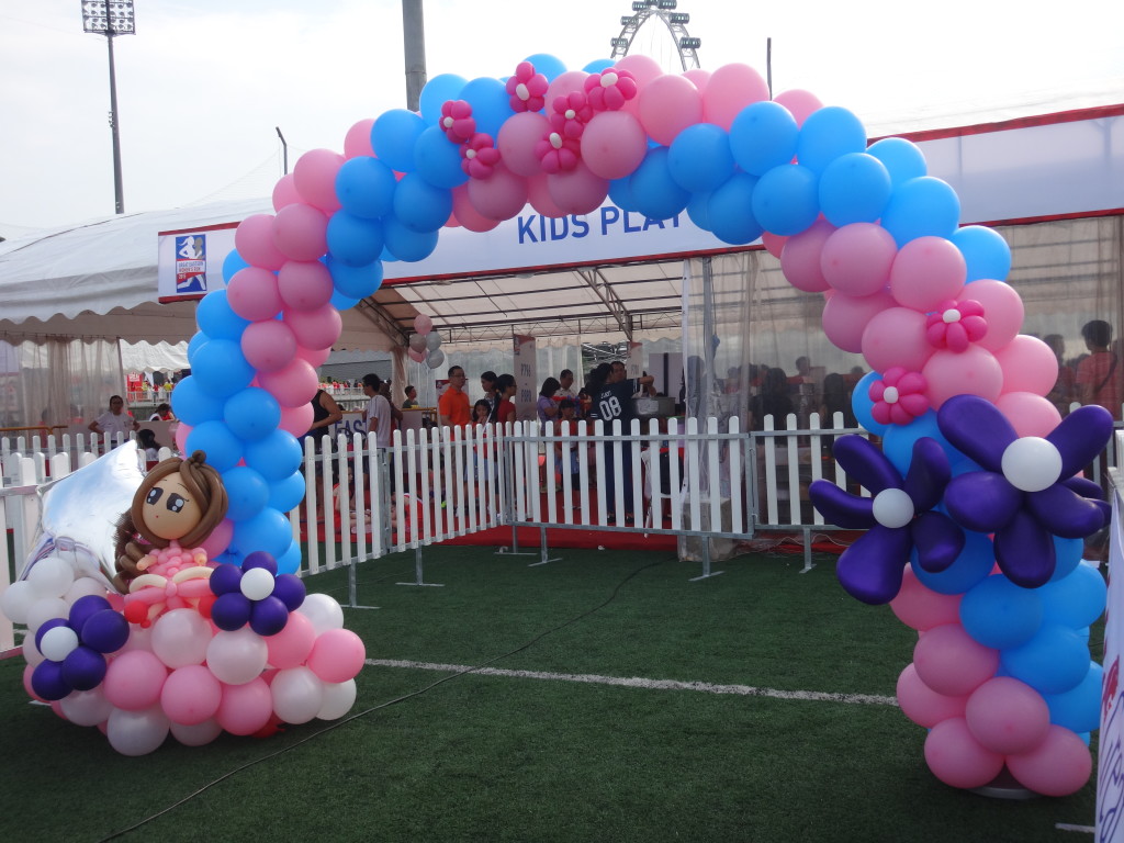 This super cute arch marked the start line of the Princess Dash.