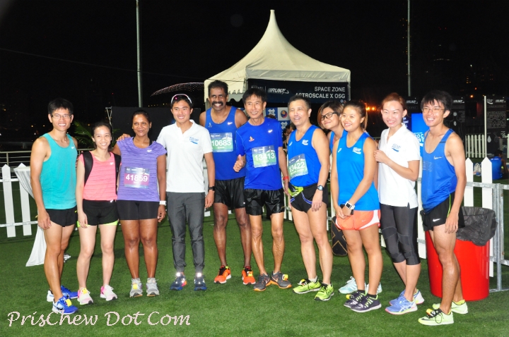 Runners pose with Mok Ying Ren, Pocari Sweat Singapore ambassador and SEA Games 2013 marathon gold medalist.