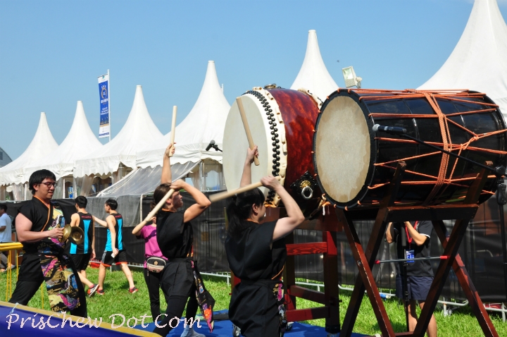 Japanese drummers entertained the runners.