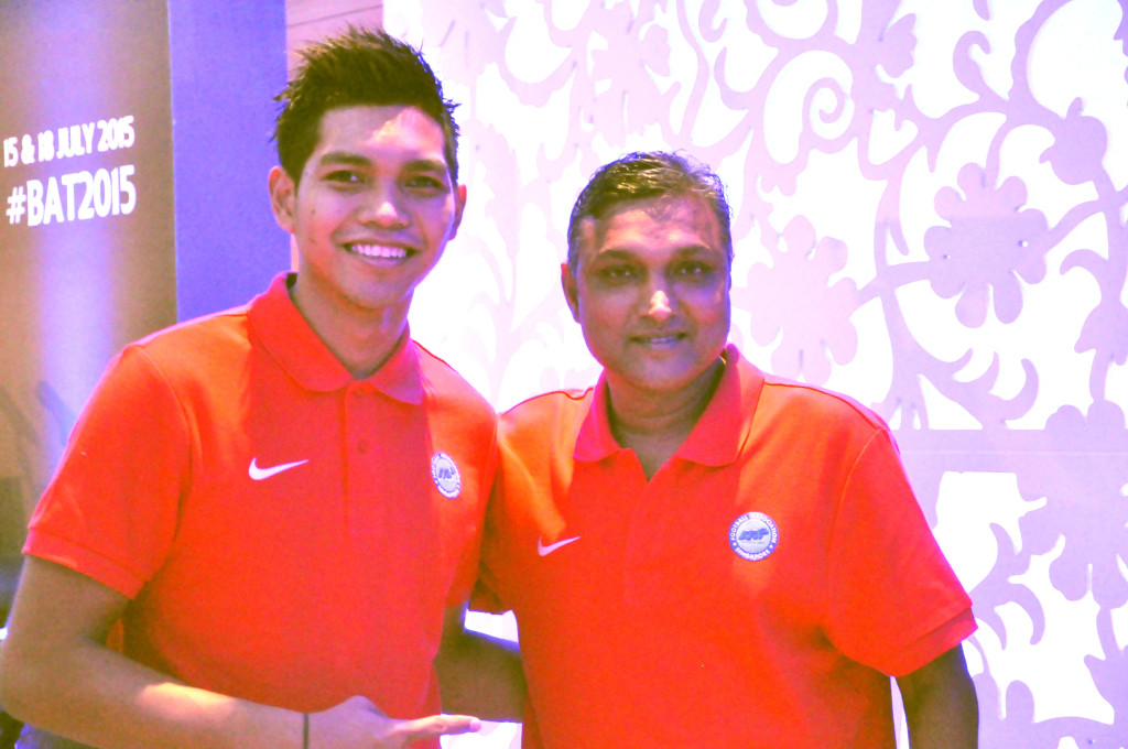 Singapore goalkeeper Izwan Mahbud and manager V. Sundramoorthy.