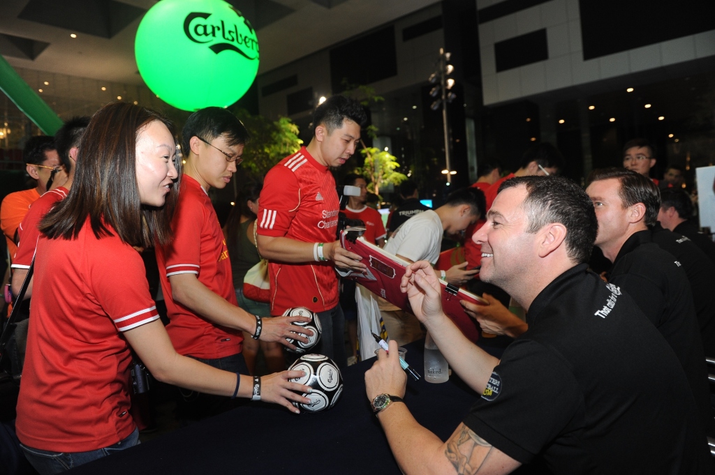 Fans clamour for photos and autographs with the Liverpool Legends. (Credit: Carlsberg Singapore).