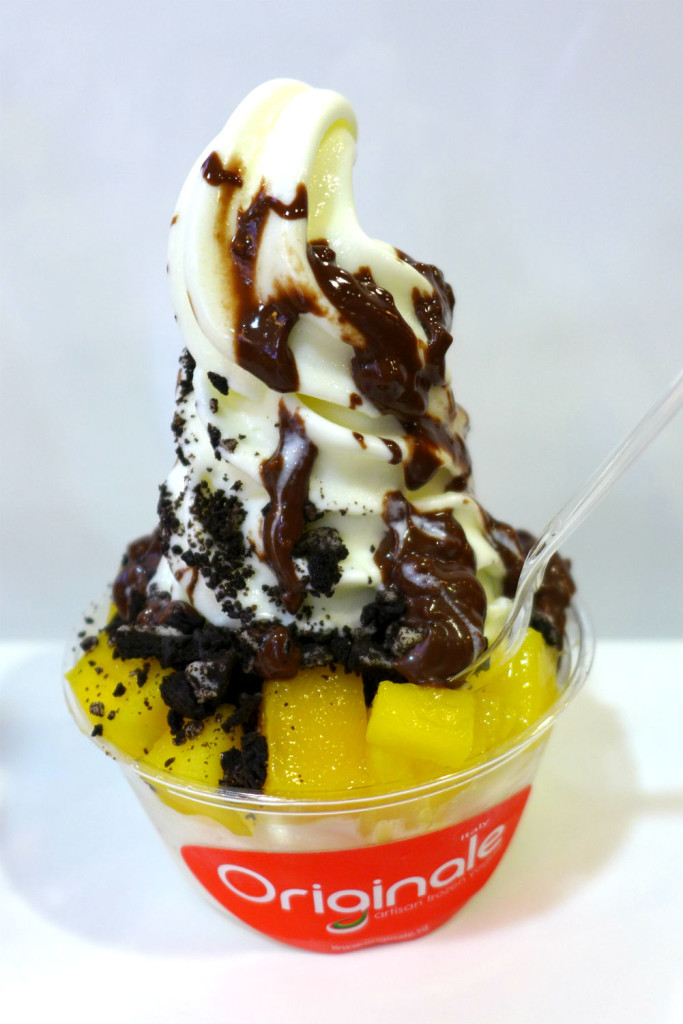 Small Cup with mangoes, Oreos and Ferrero Rocher sauce.