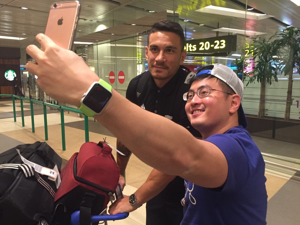 A fan takes a we-fie with Sonny Bill.