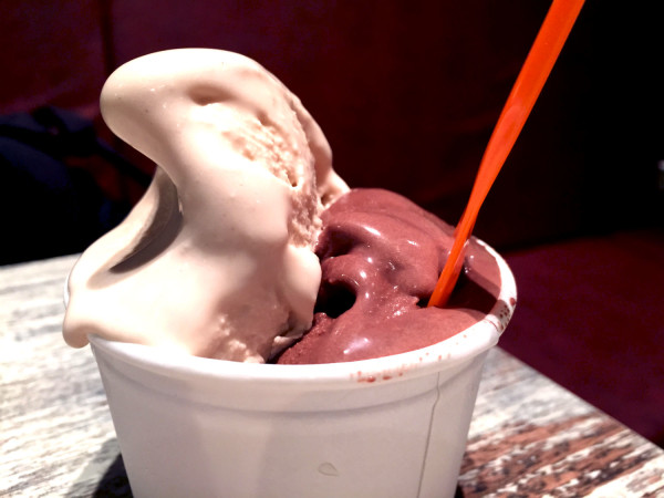 This cup contains hazelnut (left) and chocolate (right) flavoured gelato. And it was absolutely yummy.