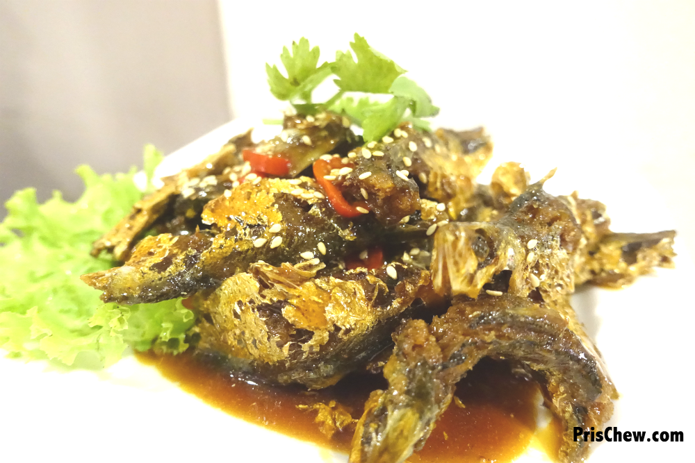 Crispy Tambun fish with sesame.