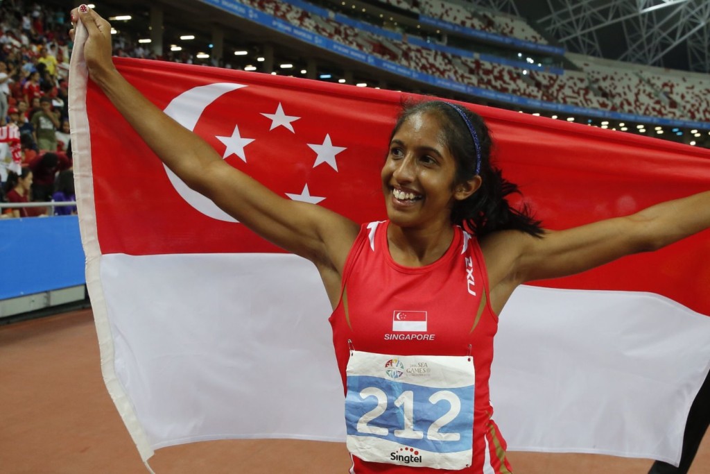 Shanti's victory lap with the national flag. Photo by: www.todayonline.com